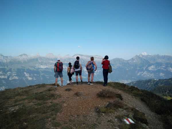 Enlarged view: mountain view with group